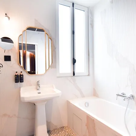 Bohem, Sacré-cœur Hotel